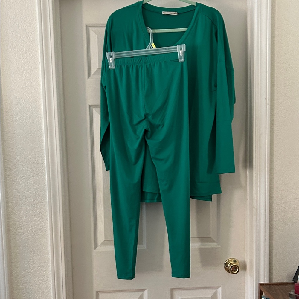 Zenana Outfitters Green Leggings Set